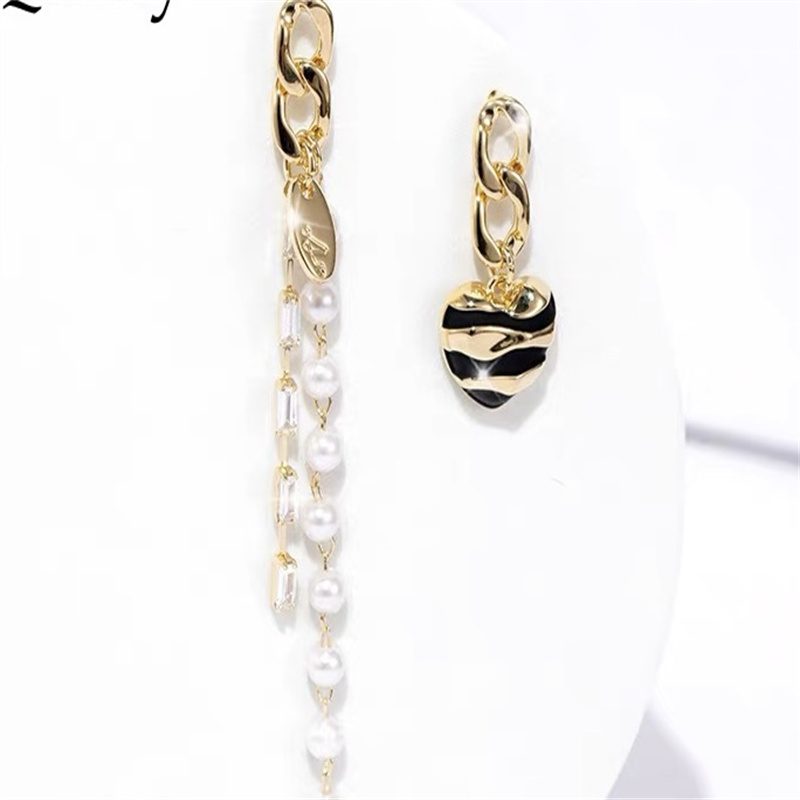 Dingxin Jewelry Earrings 9120035, a popular new product in foreign trade, offers fashionable metal earrings with a European and American style. Wholesale supply from the manufacturer