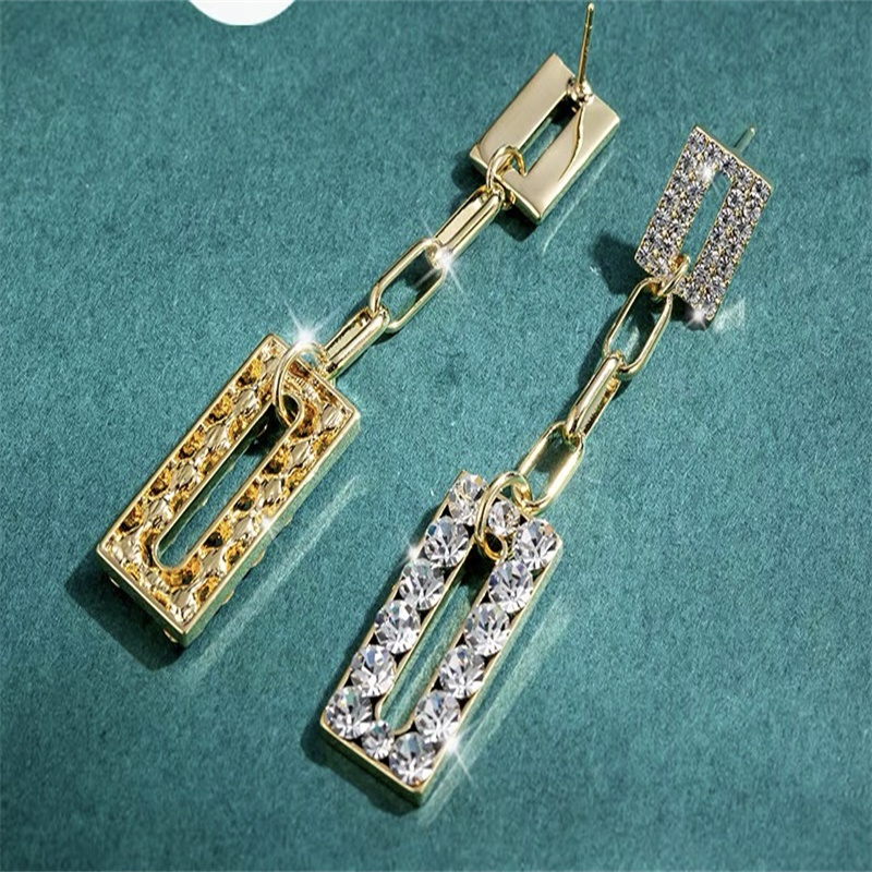 Dingxin Jewelry Earrings 9120044, a popular new product in foreign trade, offers fashionable metal earrings with a European and American style. Wholesale supply from the manufacturer details Picture