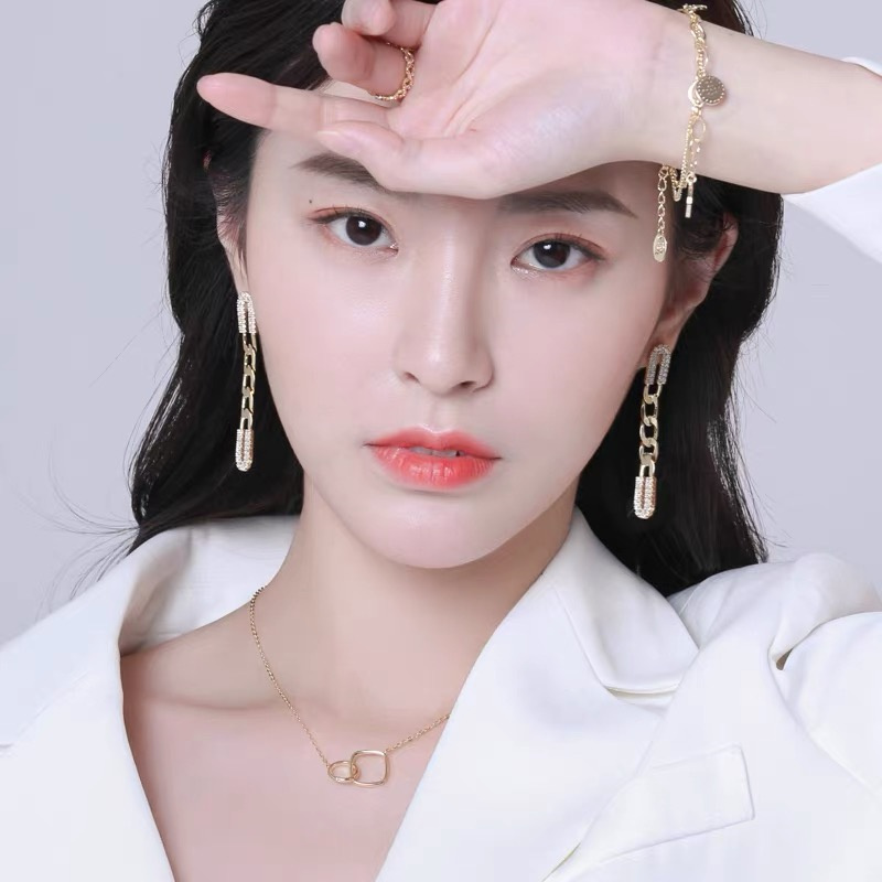Dingxin Jewelry Earrings 9120041, a popular new product in foreign trade, offers fashionable metal earrings with a European and American style. Wholesale supply from the manufacturer Application Scenario