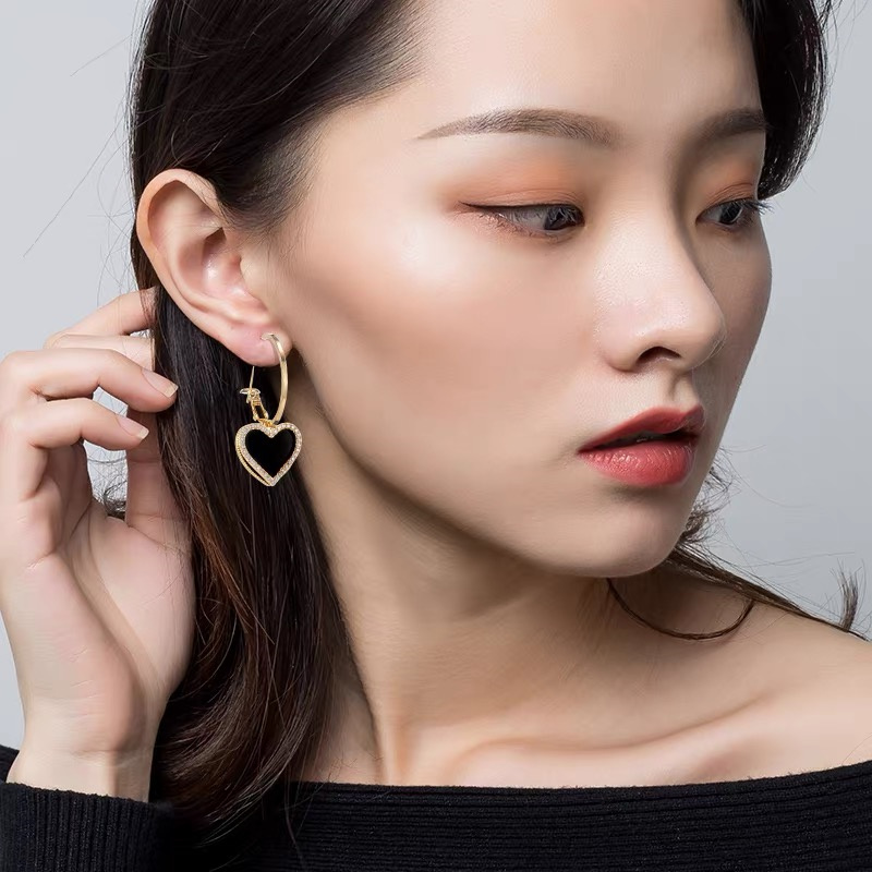 Dingxin Accessories Earrings 9120026, a popular new product in foreign trade, offers fashionable metal earrings with a European and American style. Wholesale supply from the manufacturer Application Scenario