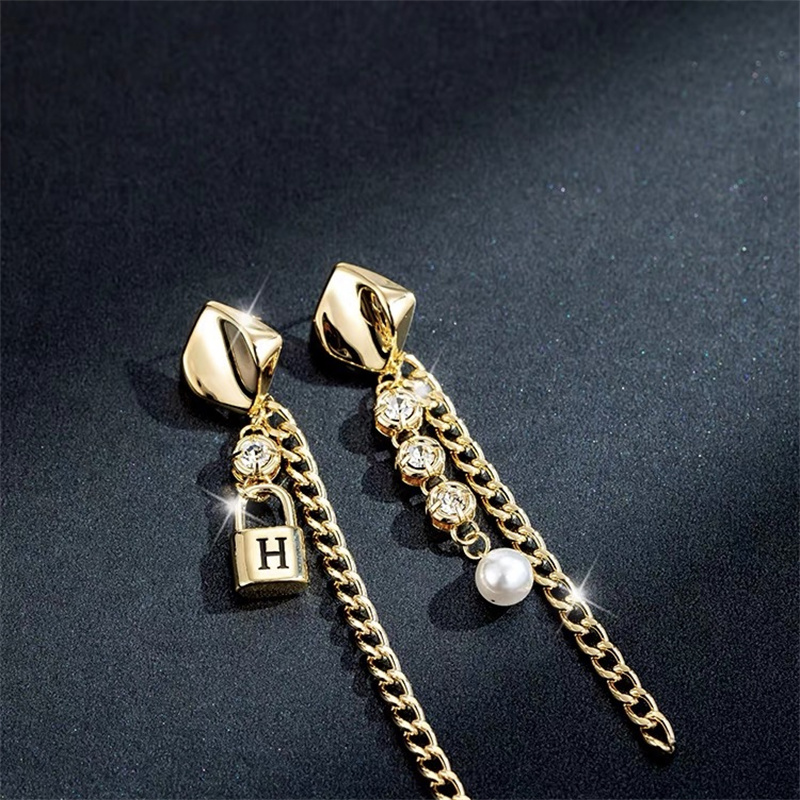 Dingxin Accessories Earrings 9120039, a popular new product in foreign trade, offers fashionable metal earrings with a European and American style. Wholesale supply from the manufacturer Application Scenario
