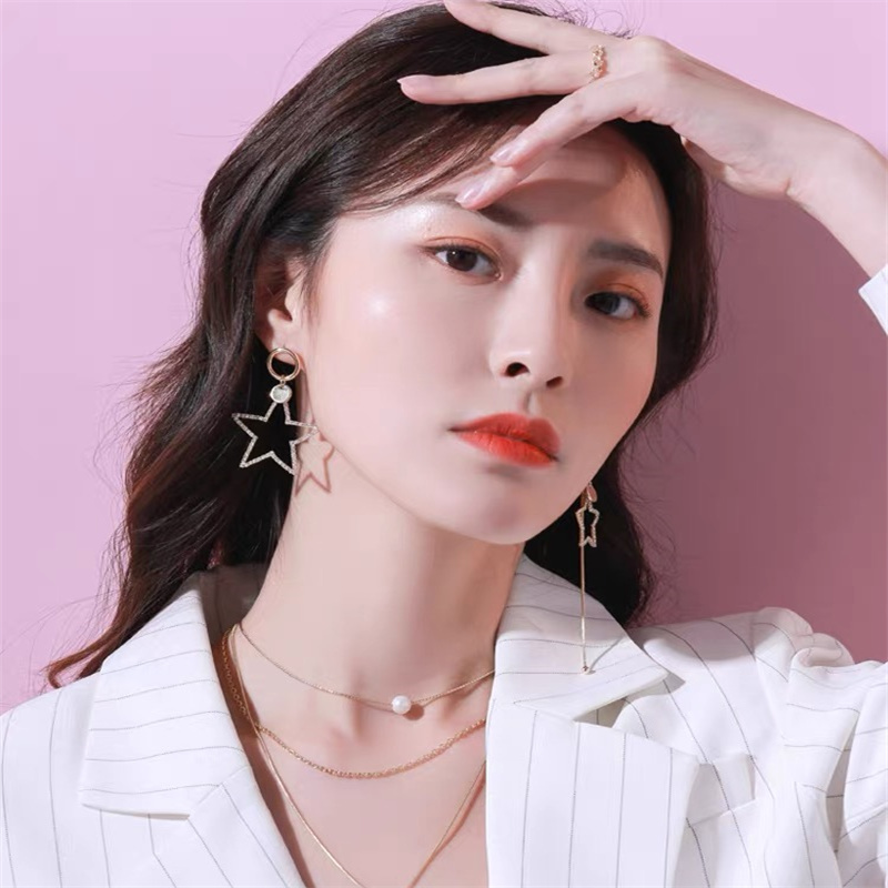 Dingxin Jewelry Earrings 9120037, a popular new product in foreign trade, offers fashionable metal earrings with a European and American style. Wholesale supply from the manufacturer Application Scenario