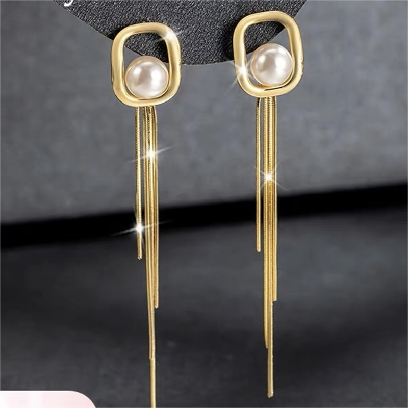 Dingxin Jewelry Earrings 9120036, a popular new product in foreign trade, offers fashionable metal earrings with a European and American style. Wholesale supply from the manufacturer