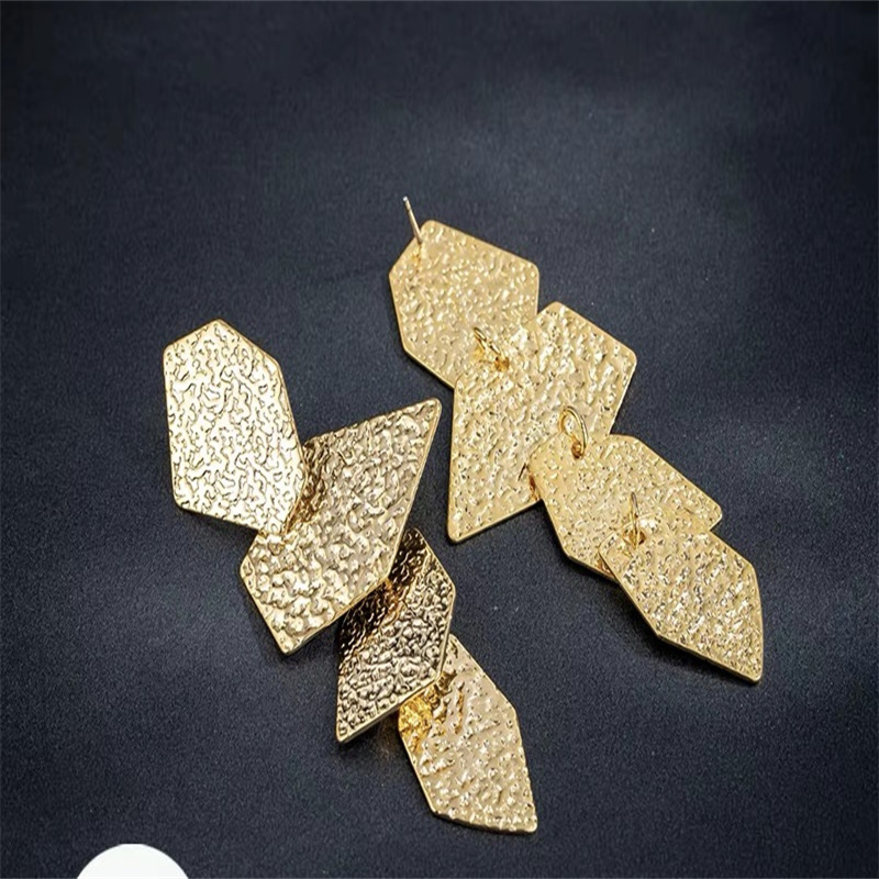Dingxin Jewelry Earrings 9120053, a popular new product in foreign trade, offers fashionable metal earrings with a European and American style. Wholesale supply from the manufacturer details Picture