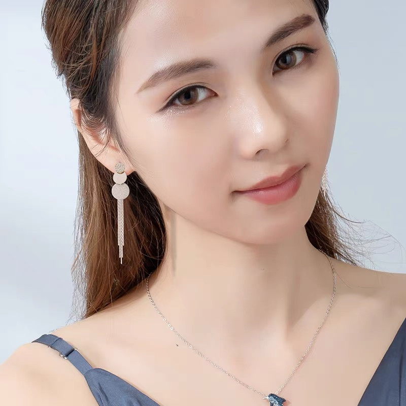 Dingxin Jewelry Earrings 9120069, a popular new product in foreign trade, offers fashionable metal earrings with a European and American style. Wholesale supply from the manufacturer Application Scenario
