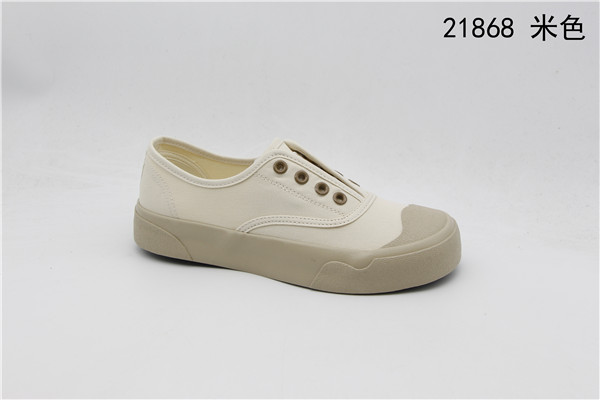 This is a unique design for women's summer 2022 by Renben, featuring large canvas shoe covers and casual white sneakers Item Picture