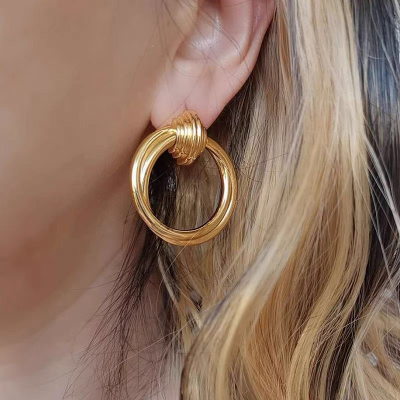 Dingxin Jewelry Earrings 9120045, a popular new product in foreign trade, offers fashionable metal earrings with a European and American style. Wholesale supply from the manufacturer Application Scenario