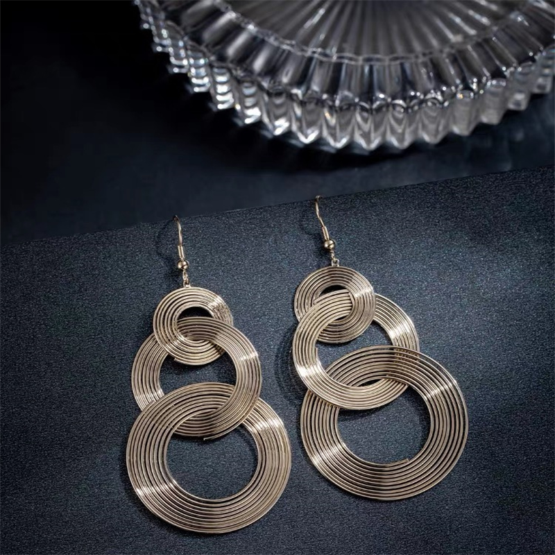 Dingxin Jewelry Earrings 9120052, a popular new product in foreign trade, offers fashionable metal earrings with a European and American style. Wholesale supply from the manufacturer details Picture