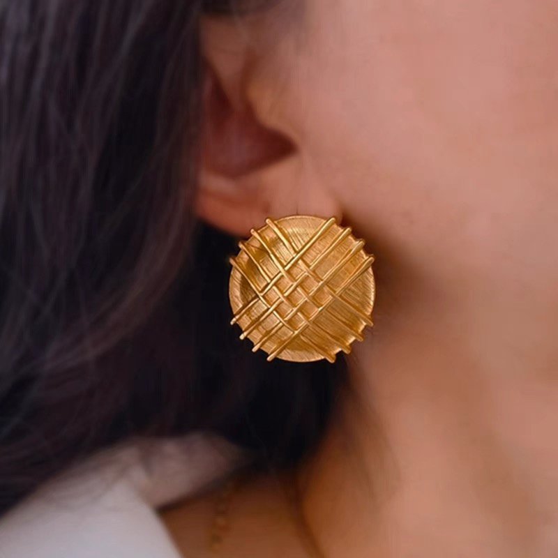 Dingxin Jewelry Earrings 9120048, a popular new product in foreign trade, offers fashionable metal earrings with a European and American style. Wholesale supply from the manufacturer Application Scenario