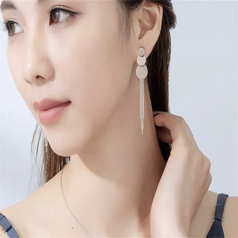 Dingxin Jewelry Earrings 9120069, a popular new product in foreign trade, offers fashionable metal earrings with a European and American style. Wholesale supply from the manufacturer Specification image