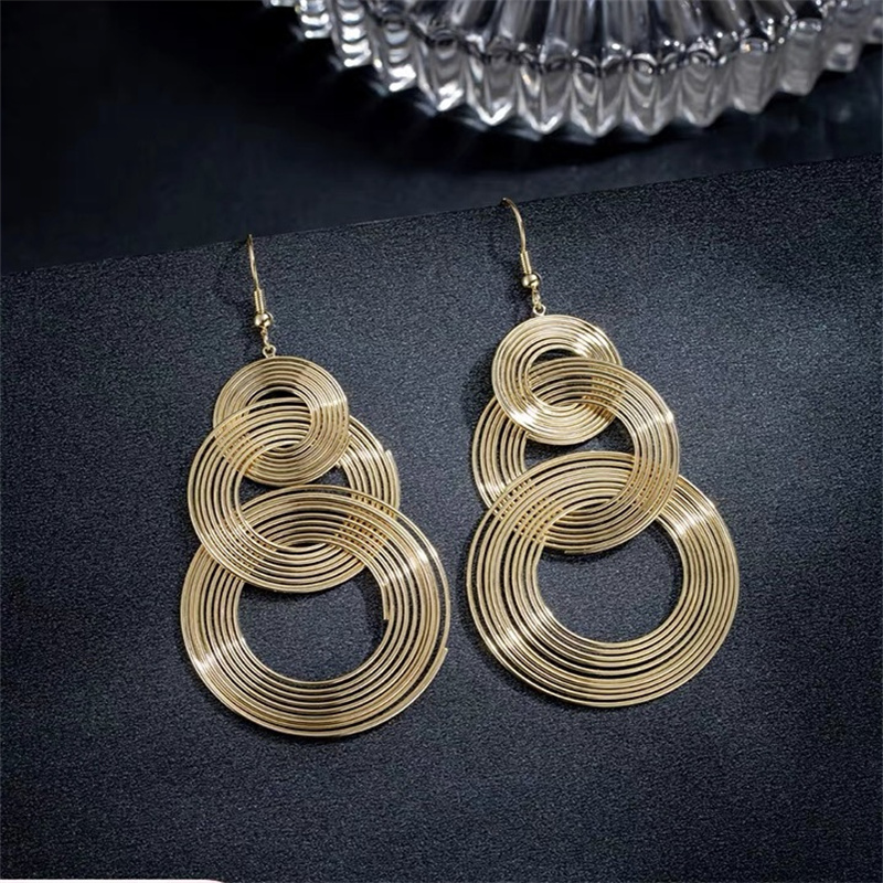 Dingxin Jewelry Earrings 9120052, a popular new product in foreign trade, offers fashionable metal earrings with a European and American style. Wholesale supply from the manufacturer