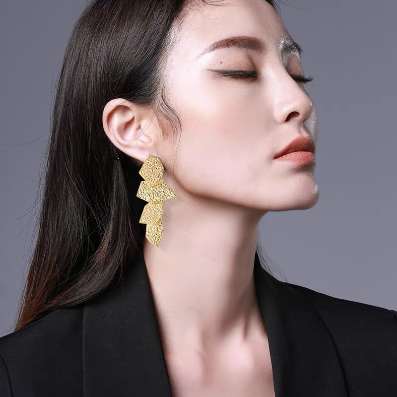 Dingxin Jewelry Earrings 9120053, a popular new product in foreign trade, offers fashionable metal earrings with a European and American style. Wholesale supply from the manufacturer Specification image