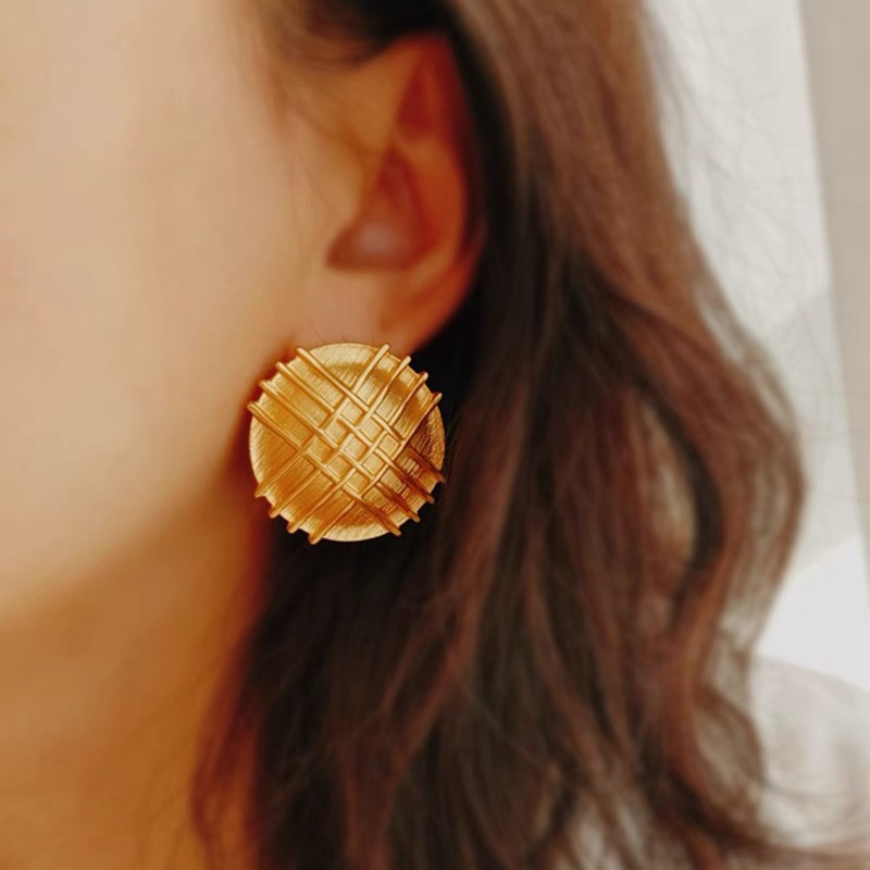 Dingxin Jewelry Earrings 9120048, a popular new product in foreign trade, offers fashionable metal earrings with a European and American style. Wholesale supply from the manufacturer Specification image