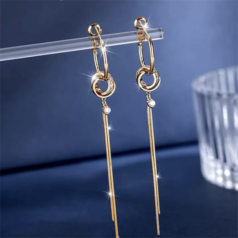 Dingxin Accessories Earrings 9120076, a popular new product in foreign trade, offers fashionable metal earrings with a European and American style. Wholesale supply from the manufacturer