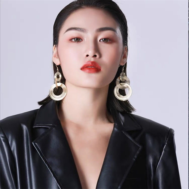 Dingxin Jewelry Earrings 9120052, a popular new product in foreign trade, offers fashionable metal earrings with a European and American style. Wholesale supply from the manufacturer Specification image