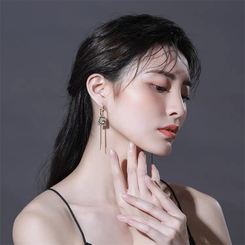 Dingxin Jewelry Earrings 9120072, a popular new product in foreign trade, offers fashionable metal earrings with a European and American style. Wholesale supply from the manufacturer Application Scenario