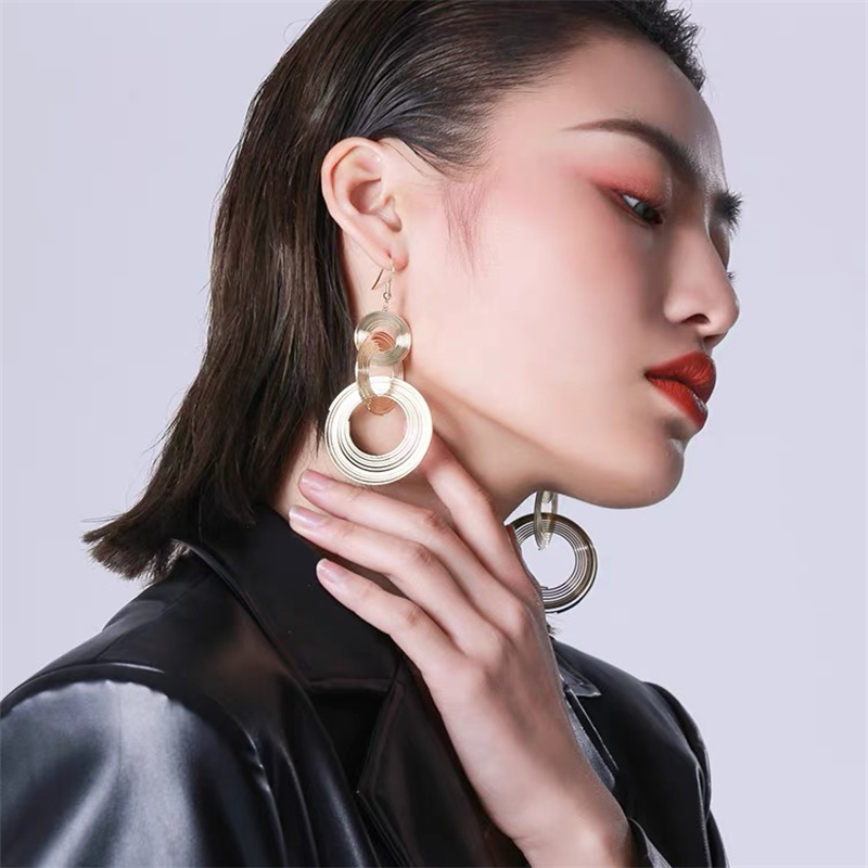 Dingxin Jewelry Earrings 9120052, a popular new product in foreign trade, offers fashionable metal earrings with a European and American style. Wholesale supply from the manufacturer Application Scenario