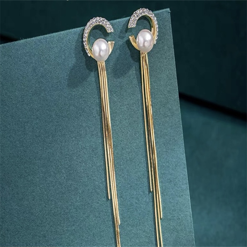 Dingxin Jewelry Earrings 9120068, a popular new product in foreign trade, offers fashionable metal earrings with a European and American style. Wholesale supply from the manufacturer
