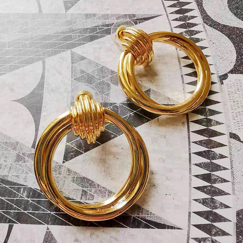 Dingxin Jewelry Earrings 9120045, a popular new product in foreign trade, offers fashionable metal earrings with a European and American style. Wholesale supply from the manufacturer