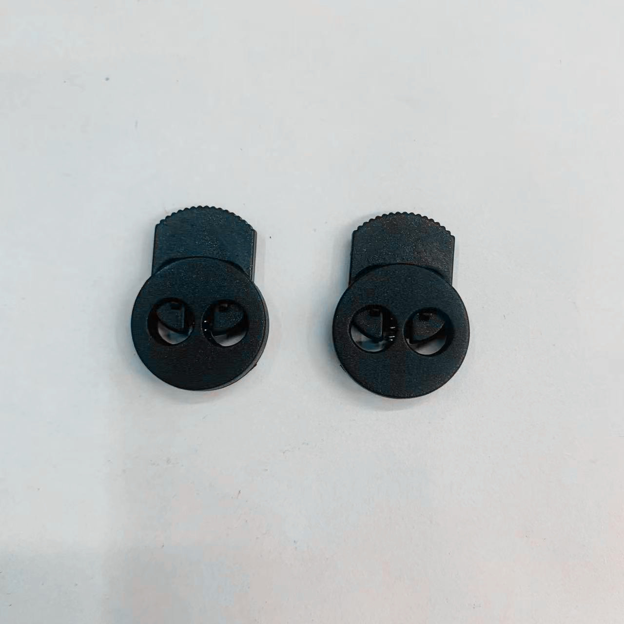 Factory direct sales of flat round double-hole plastic spring buckles, rope buckles, cat's eye and pig's nose clips, and tension adjustment buckles wholesale