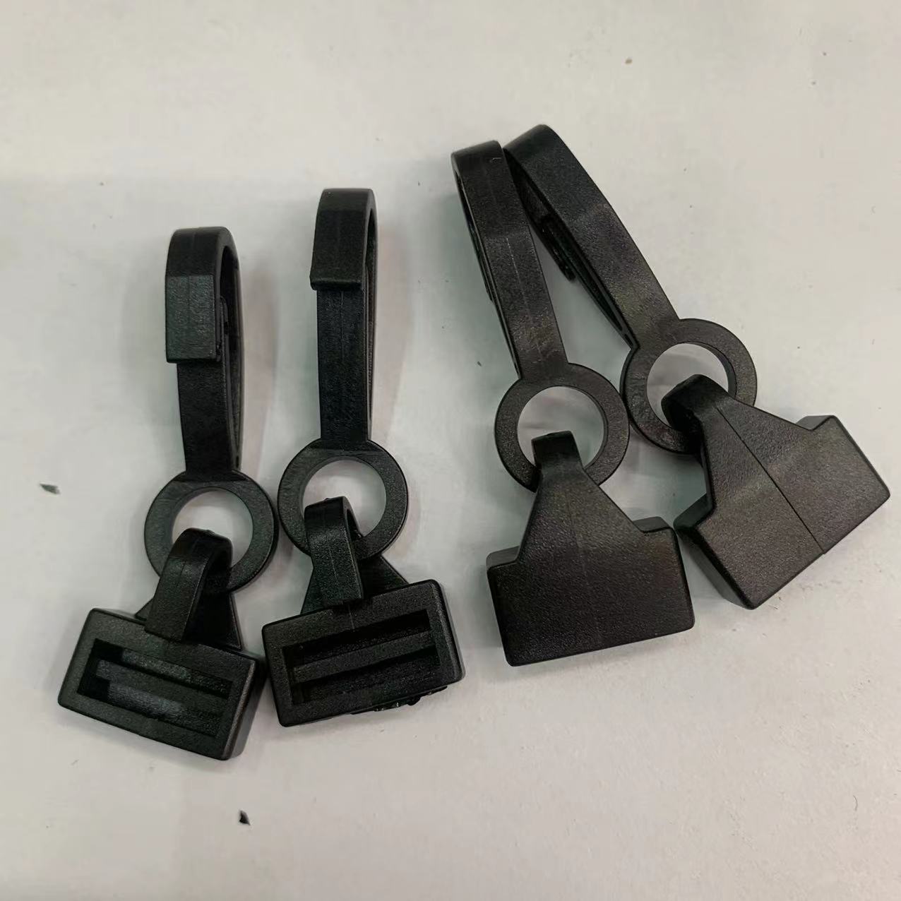Factory direct sales of POM plastic hooks, certificate hooks, webbing hooks, mini hooks, pet ropes, luggage and accessories details Picture
