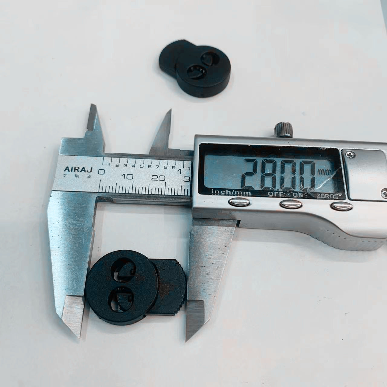 Factory direct sales of flat round double-hole plastic spring buckles, rope buckles, cat's eye and pig's nose clips, and tension adjustment buckles wholesale Application Scenario