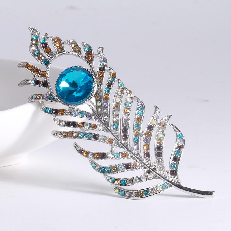 Factory direct sales of creative and light luxury Korean version new best-selling cartoon cute rhinestone brooches, simple and fashionable accessory pins in stock Specification image