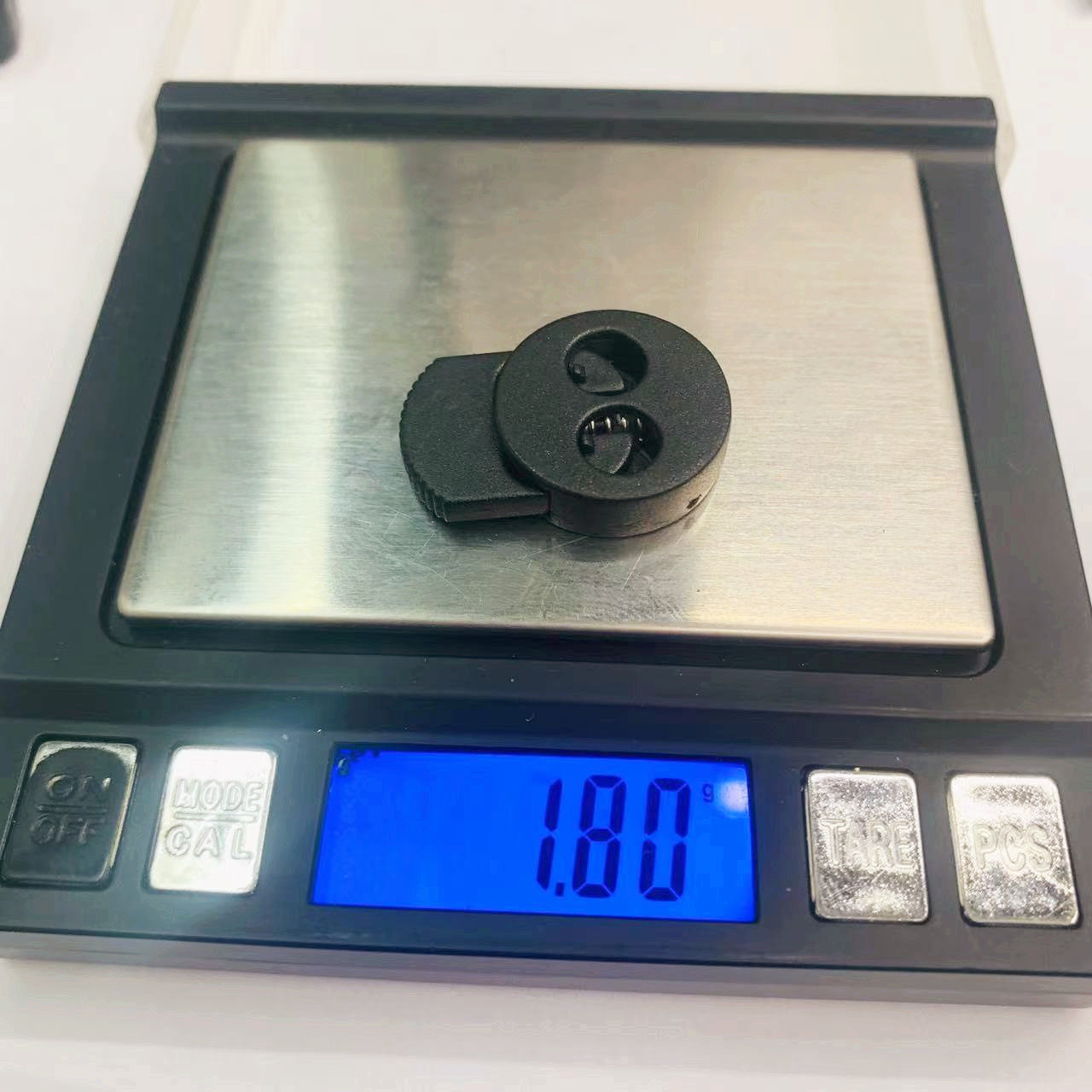 Factory direct sales of flat round double-hole plastic spring buckles, rope buckles, cat's eye and pig's nose clips, and tension adjustment buckles wholesale Item Picture