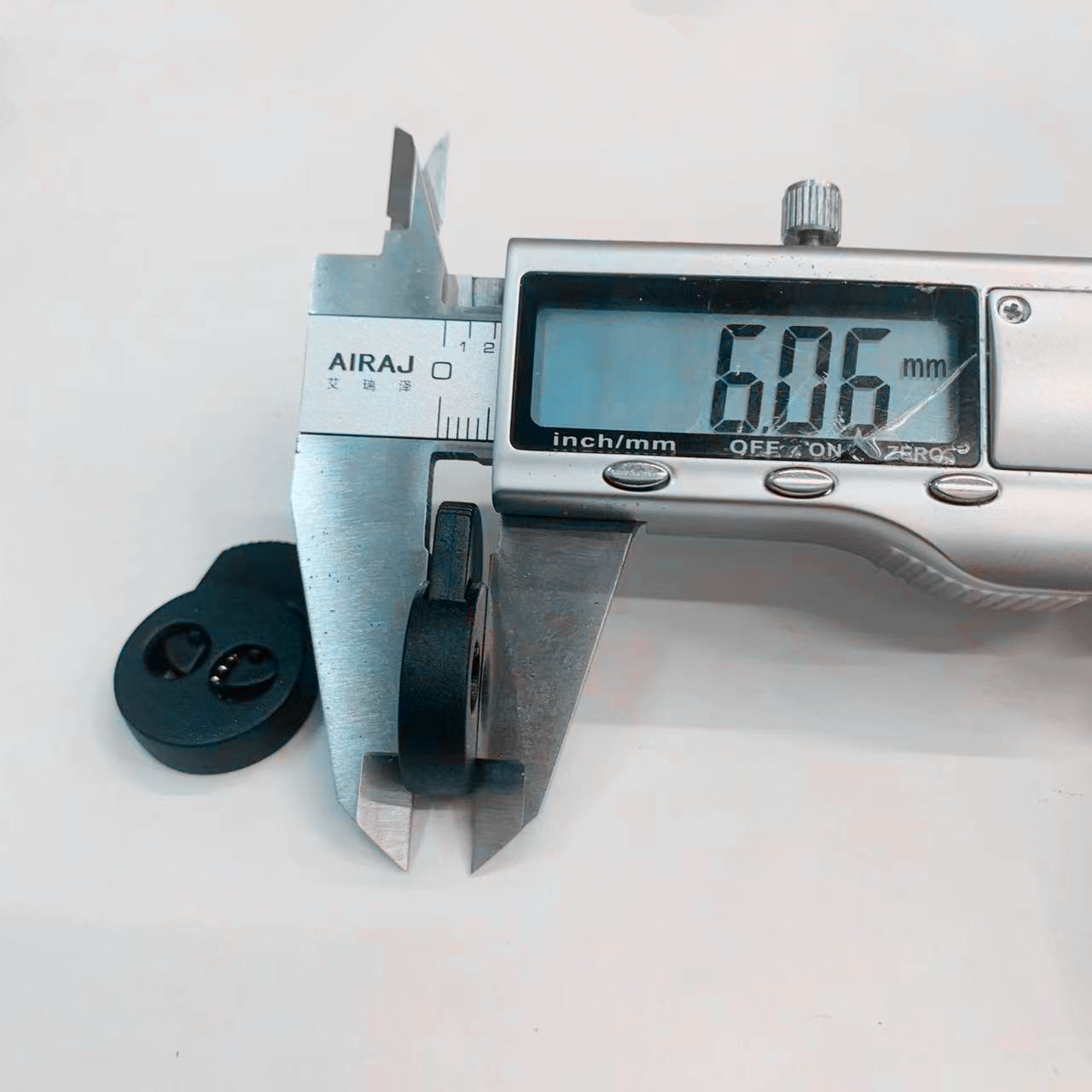Factory direct sales of flat round double-hole plastic spring buckles, rope buckles, cat's eye and pig's nose clips, and tension adjustment buckles wholesale Specification image