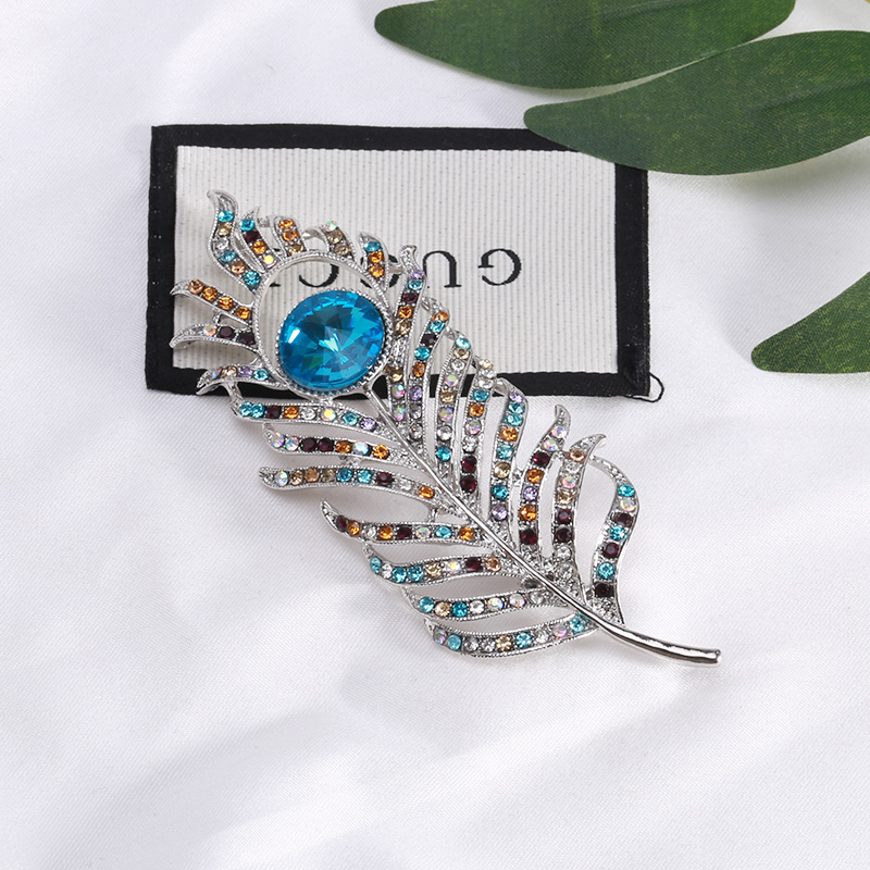 Factory direct sales of creative and light luxury Korean version new best-selling cartoon cute rhinestone brooches, simple and fashionable accessory pins in stock details Picture