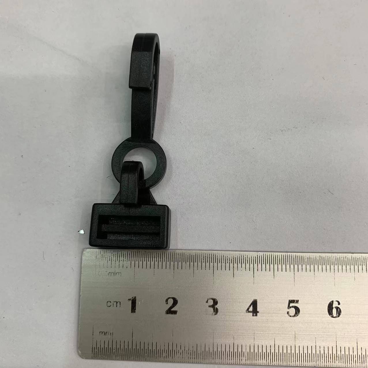 Factory direct sales of POM plastic hooks, certificate hooks, webbing hooks, mini hooks, pet ropes, luggage and accessories Application Scenario