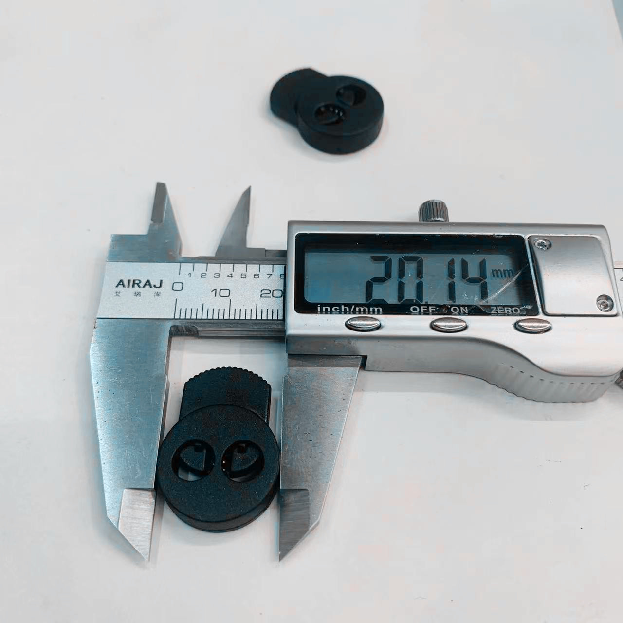 Factory direct sales of flat round double-hole plastic spring buckles, rope buckles, cat's eye and pig's nose clips, and tension adjustment buckles wholesale details Picture