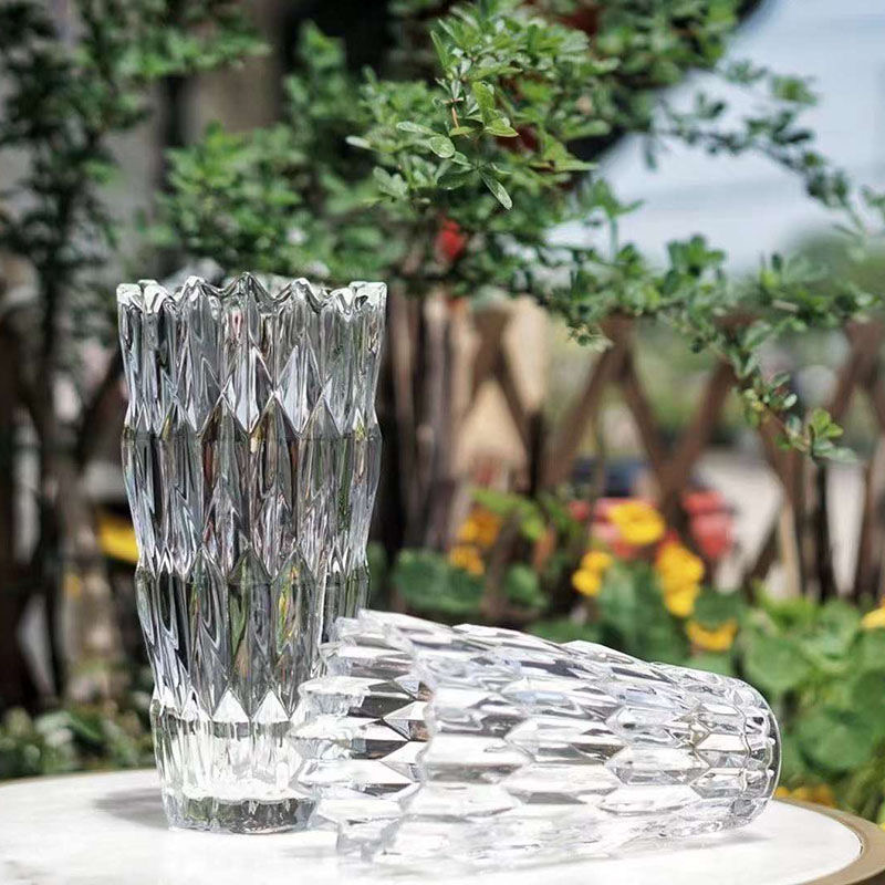 Simple thickened crystal glass vase with serrated mouth, starry sky, water-grown lily, flower arrangement, crystal glass shared vase, living room dining table, home ins decoration Application Scenario