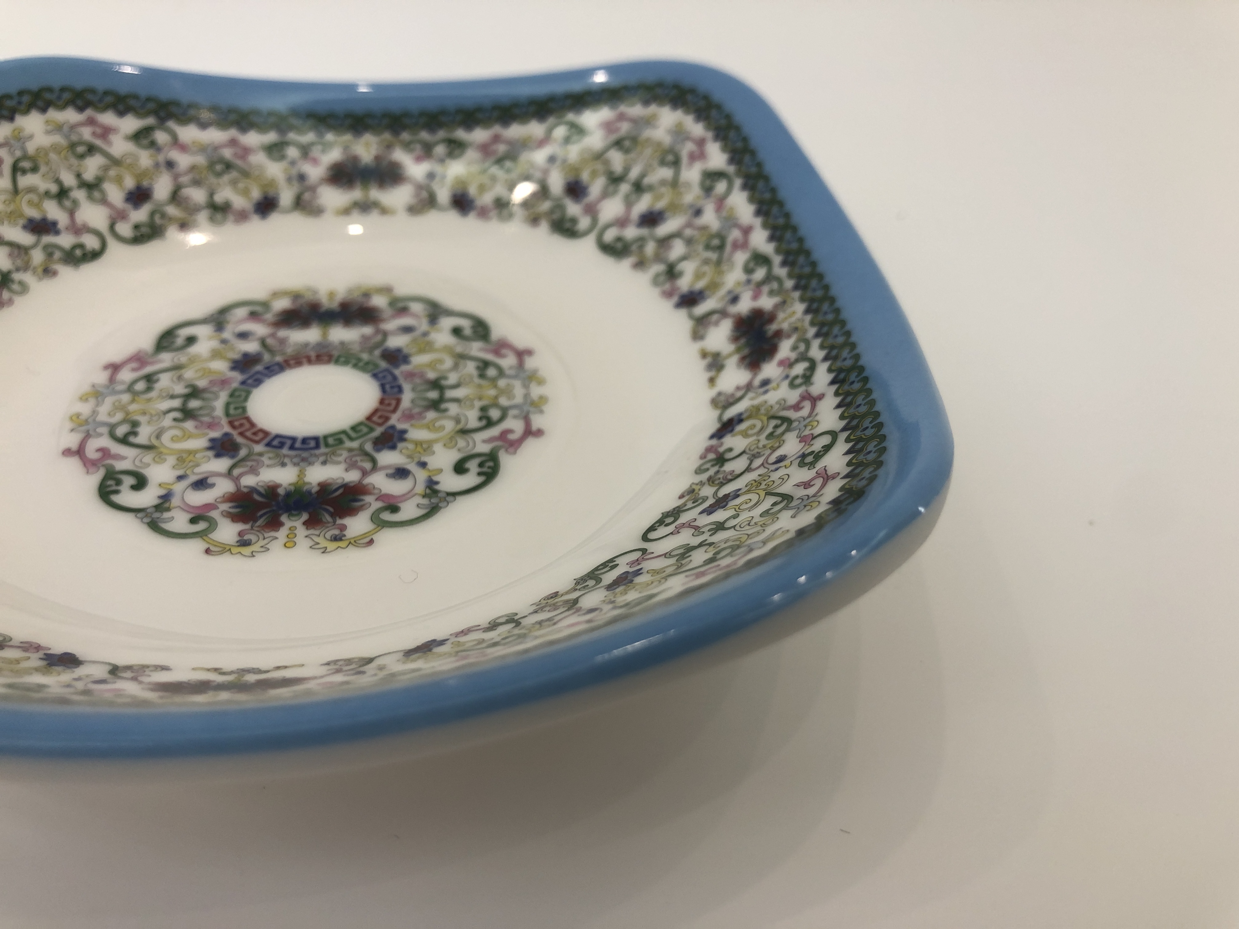 Melamine plates, porcelain imitation tableware, plastic tableware, hotel tableware, vegetable plates, frosted plates, cold dish plates, auspicious flower round plates, corner plates, vegetable plates Application Scenario