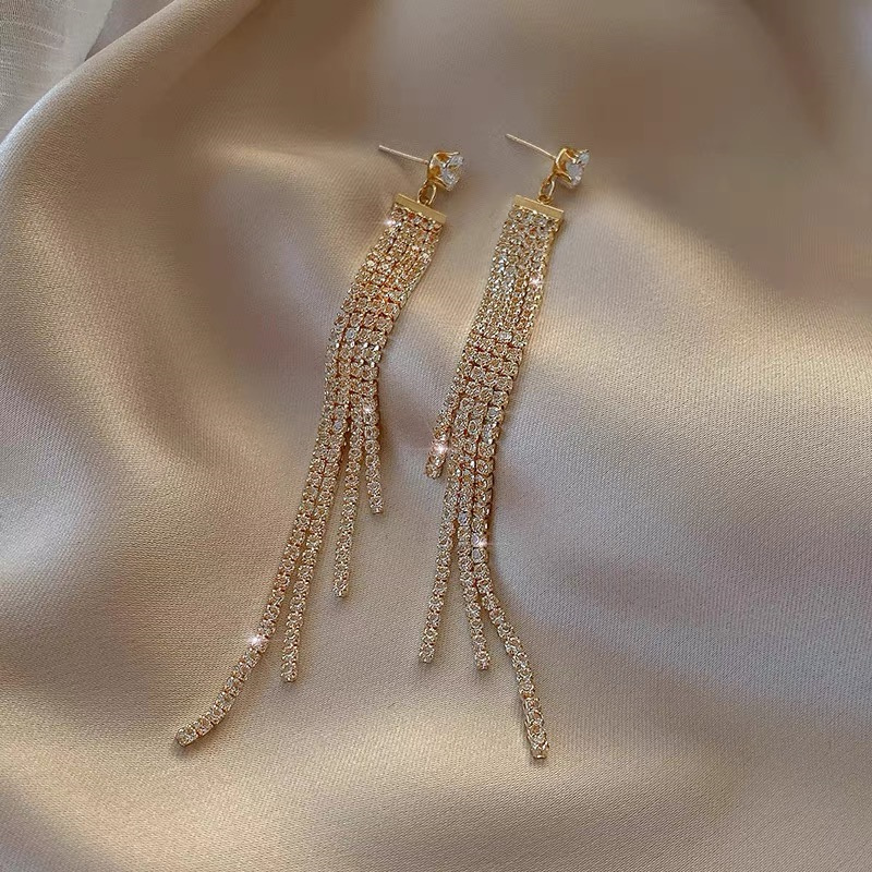 Dingxin Jewelry Earrings 9120085, a popular new product in foreign trade, offers fashionable metal earrings with a European and American style. Wholesale supply from the manufacturer
