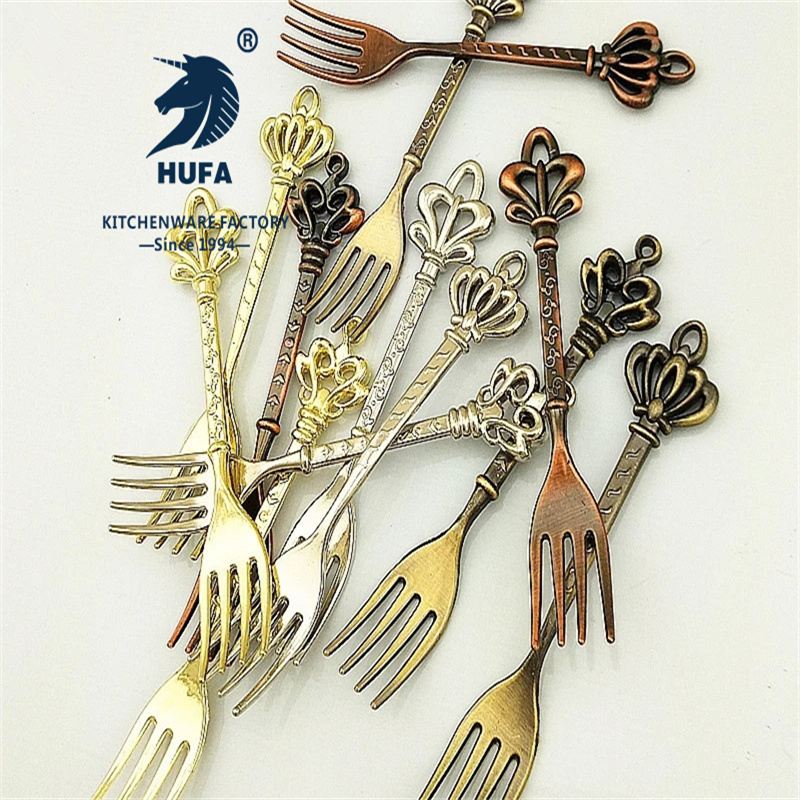 Retro crown fruit fork set, gold and silver bronze color creative and fashionable 4-finger fork retro fork auspicious knot, Nordic style set, classical style set, fabric wheel polished, mirror polished, court tableware set. Specification image