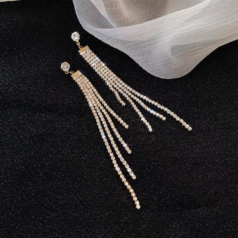 Dingxin Jewelry Earrings 9120085, a popular new product in foreign trade, offers fashionable metal earrings with a European and American style. Wholesale supply from the manufacturer details Picture