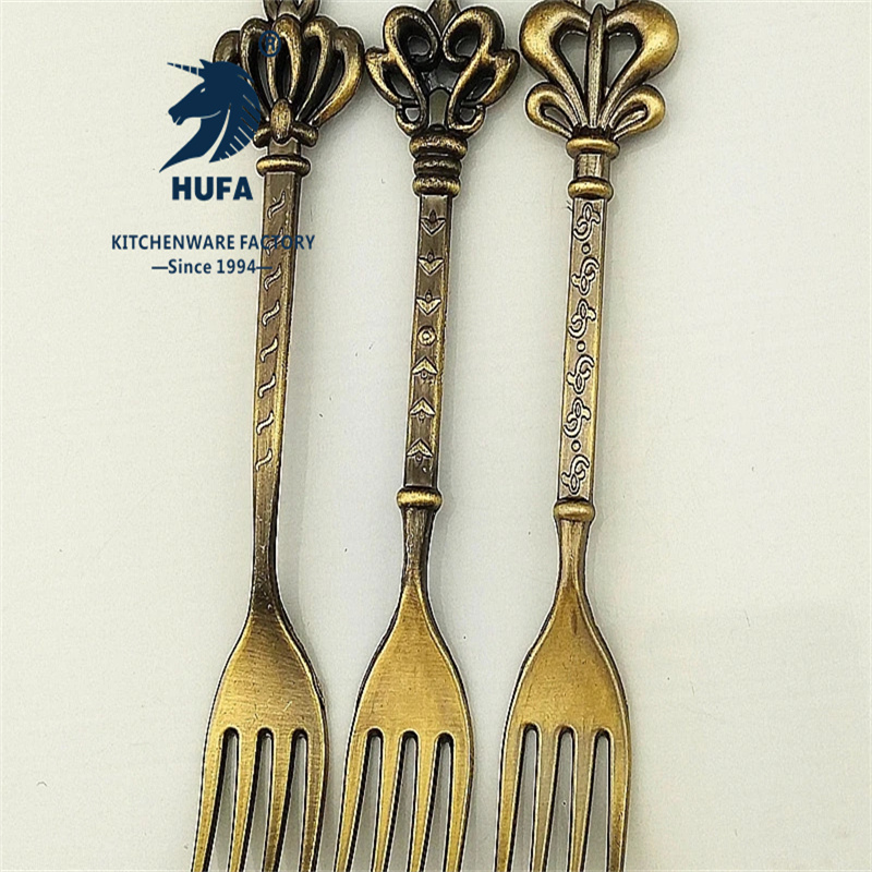 Retro crown fruit fork set, gold and silver bronze color creative and fashionable 4-finger fork retro fork auspicious knot, Nordic style set, classical style set, fabric wheel polished, mirror polished, court tableware set. Application Scenario