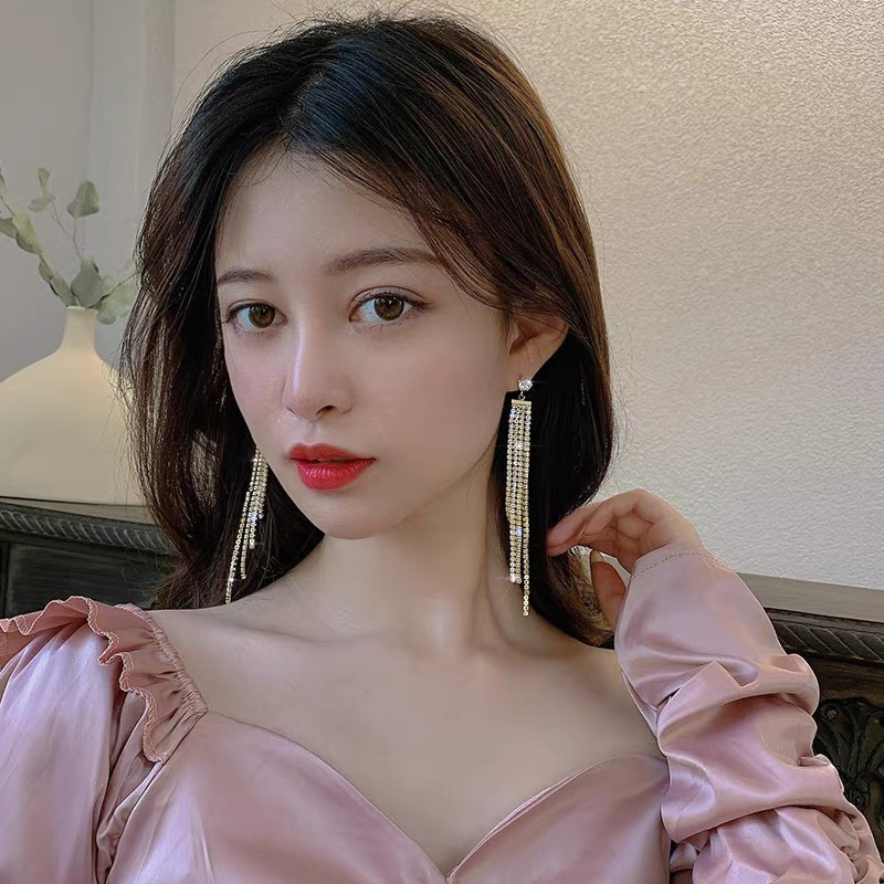 Dingxin Jewelry Earrings 9120085, a popular new product in foreign trade, offers fashionable metal earrings with a European and American style. Wholesale supply from the manufacturer Application Scenario