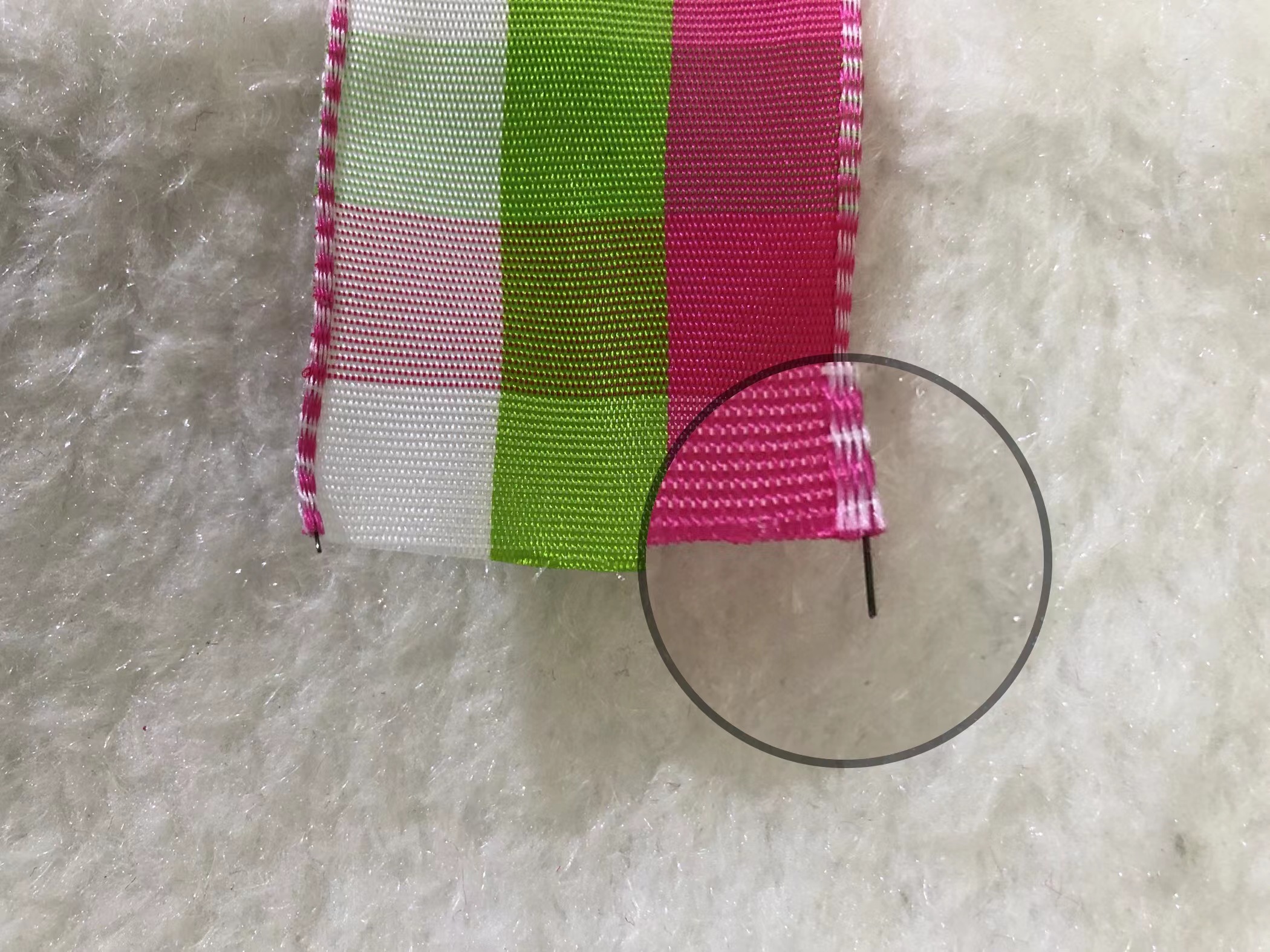 Item No. 1043 Christmas Gift Packaging Decoration Christmas Tree DIY Red and Green Checkered Double-sided Wire Ribbon 3.8cm Application Scenario