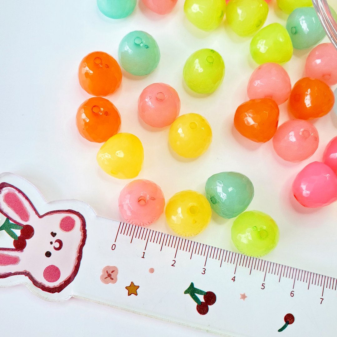 Wholesale of 14mm acrylic straight-hole candy-colored strawberry-shaped loose beads DIY jewelry accessories Application Scenario