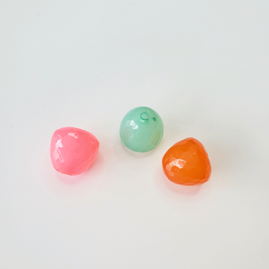 Wholesale of 14mm acrylic straight-hole candy-colored strawberry-shaped loose beads DIY jewelry accessories Specification image