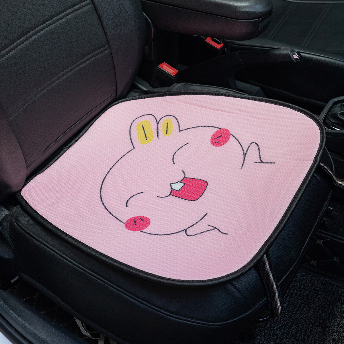 新款夏季汽车坐垫卡通开心兔冰丝舒适透气车用坐垫可爱汽车用品 其威车饰 QW24
