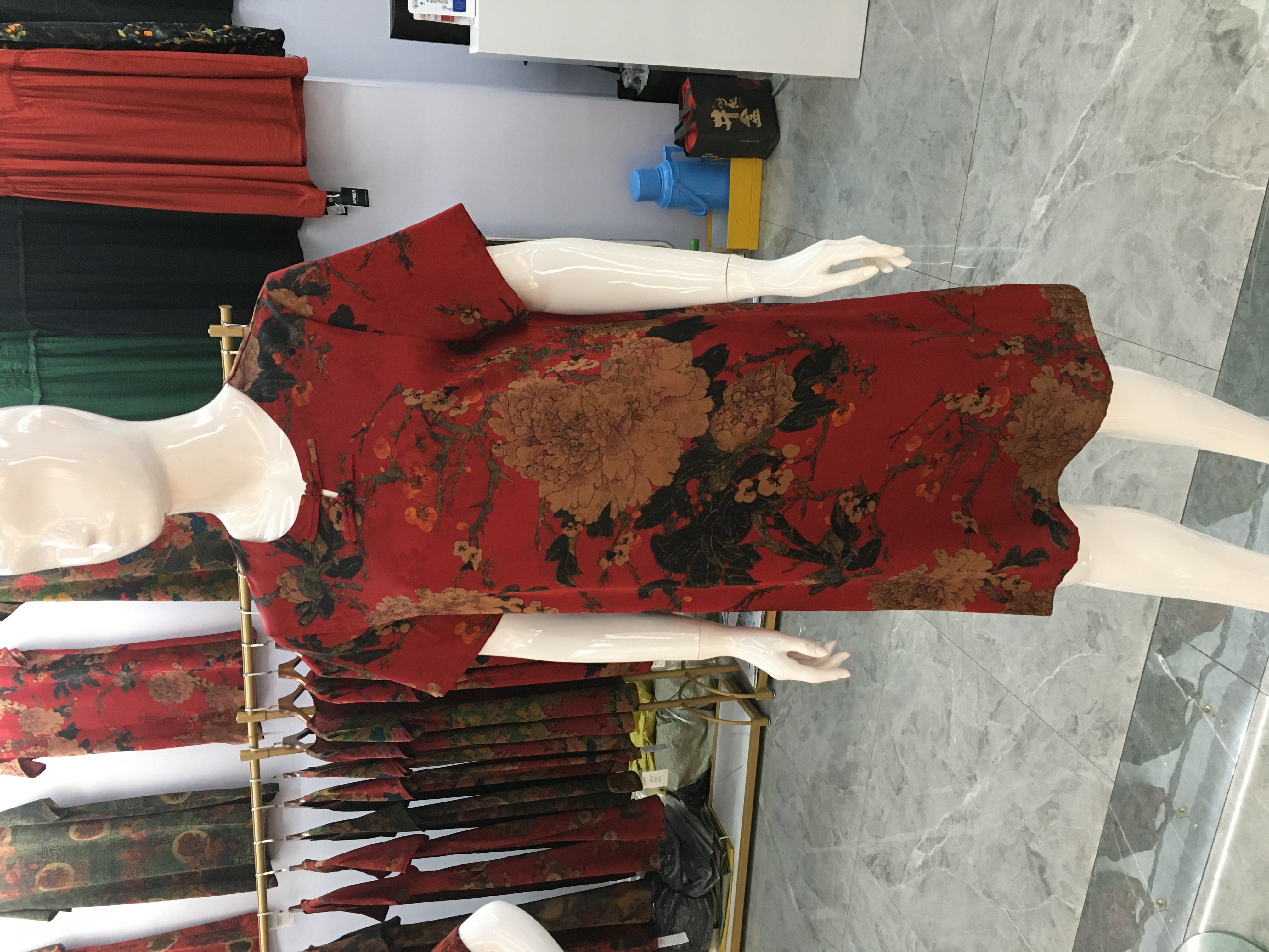 A silk-like dress with fabric buttons for middle-aged and elderly people Application Scenario