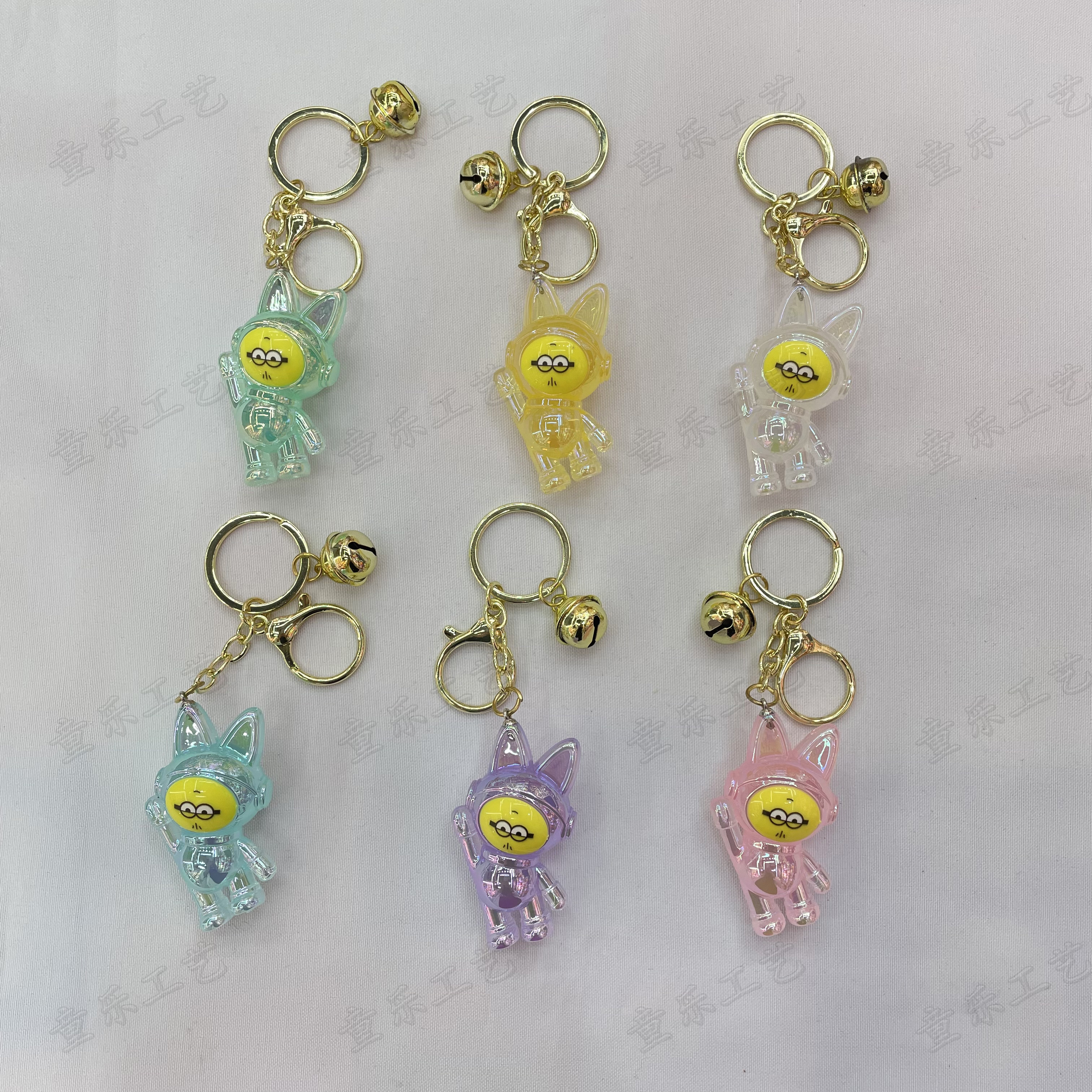 Wholesale of new acrylic waving rabbit keychains, creative and trendy car bags, couple key chains and small pendants