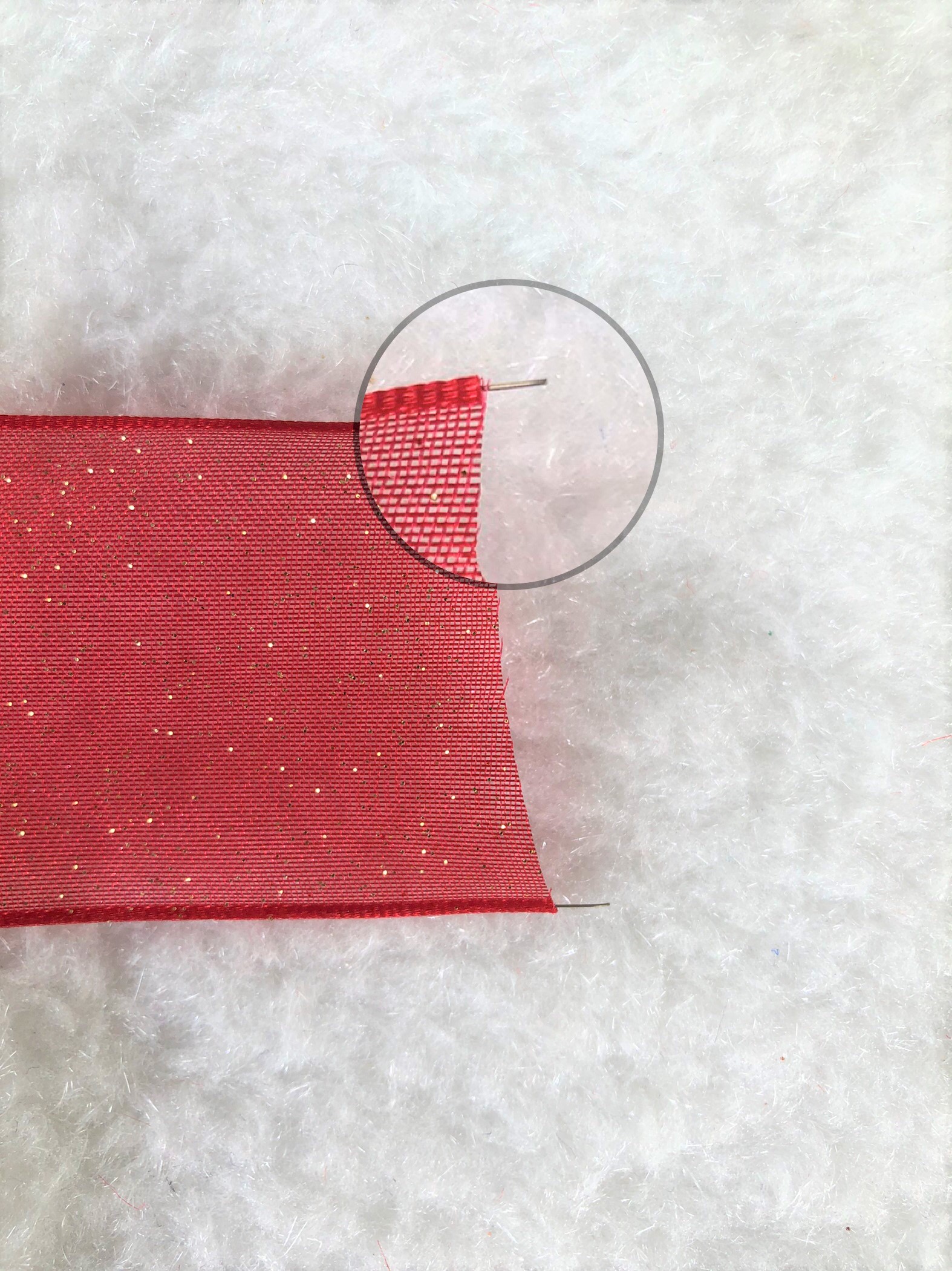 Item No. : 1091 Christmas Gift Packaging Decoration DIY Red Snow Yarn Spray Silver Onion Double-sided Iron Wire Webbing 3.8cm Application Scenario