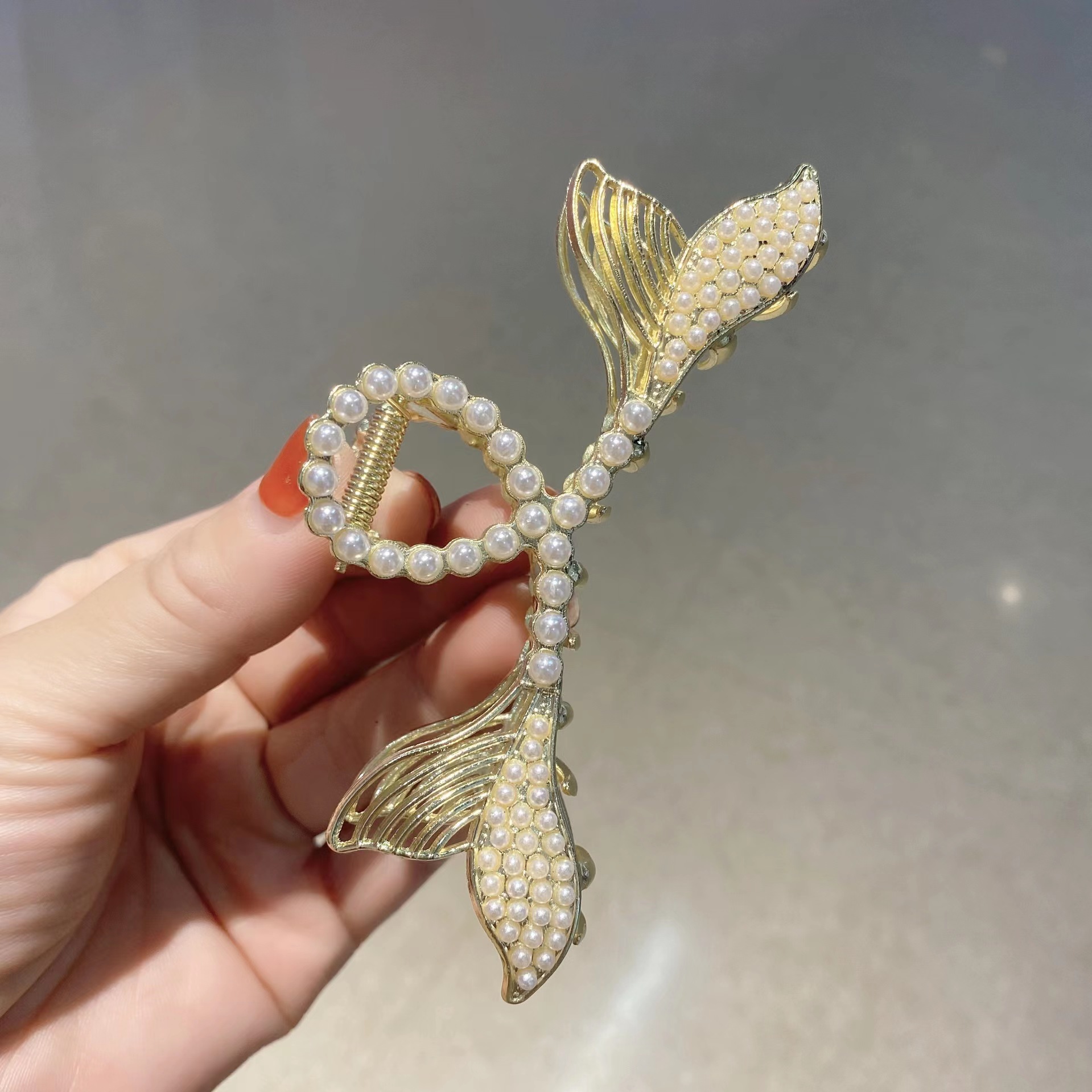 New popular metal fishtail grappling clips, large back head plate hair clips, and Korean-style pearl rhinestone fashionable hair accessories Application Scenario