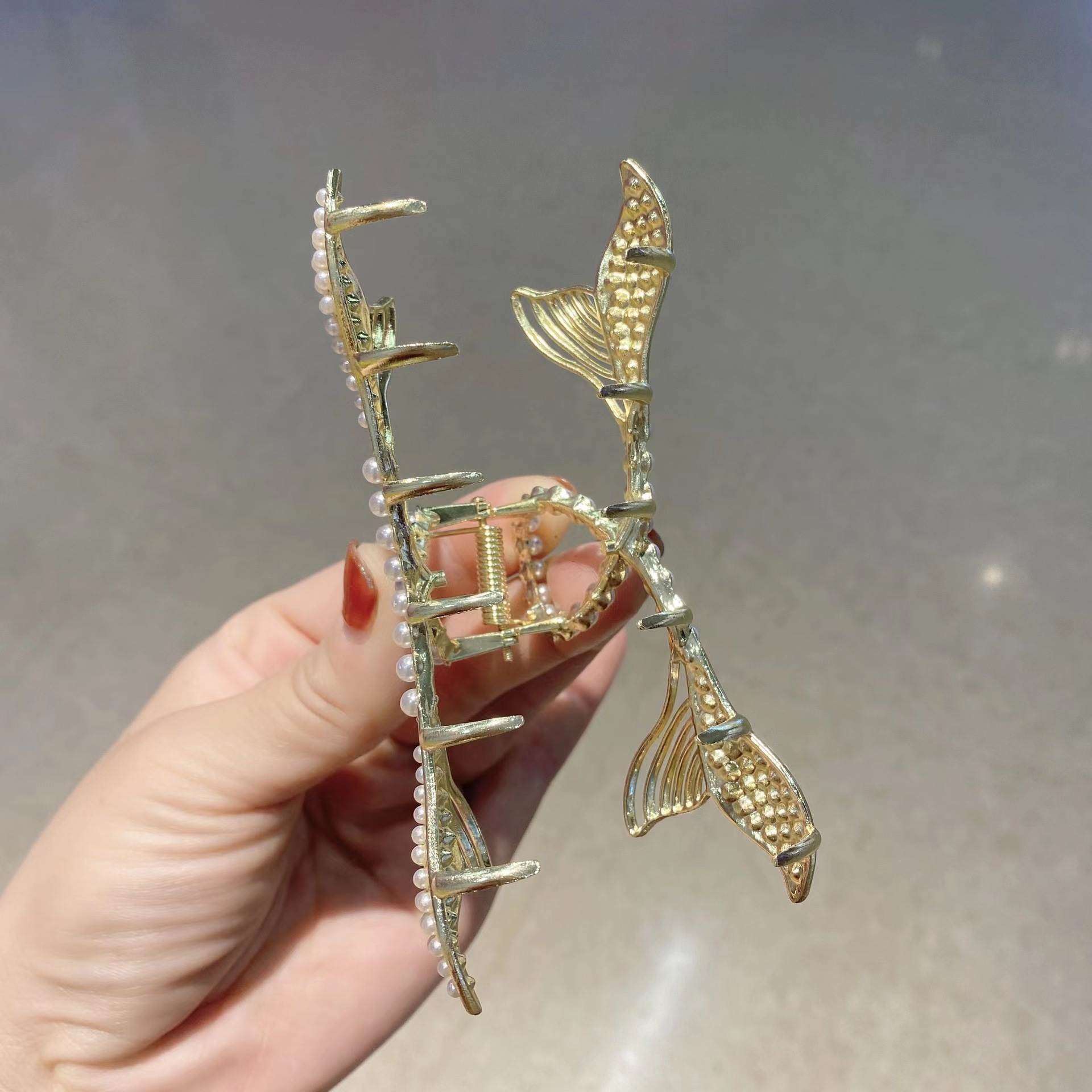 New popular metal fishtail grappling clips, large back head plate hair clips, and Korean-style pearl rhinestone fashionable hair accessories details Picture