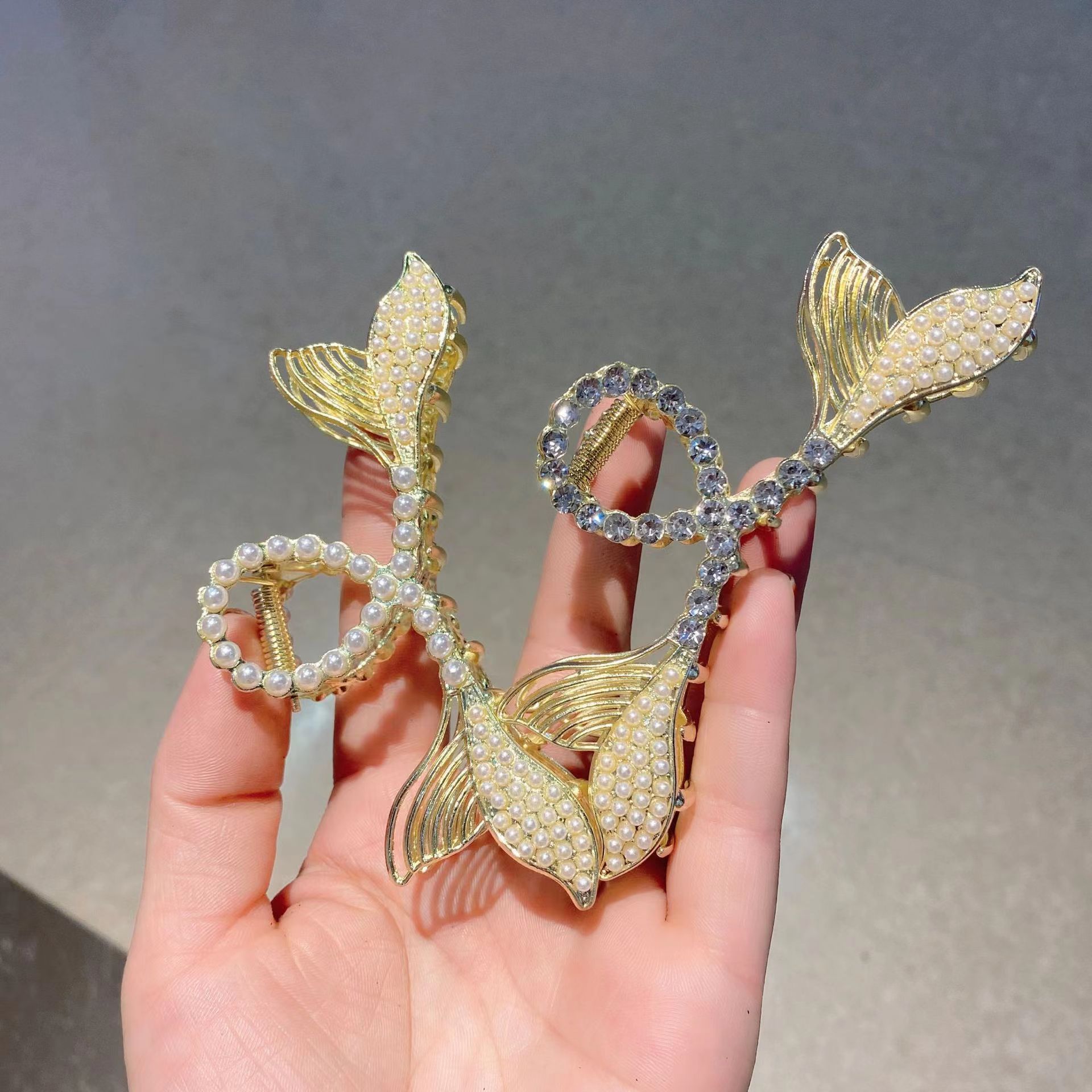 New popular metal fishtail grappling clips, large back head plate hair clips, and Korean-style pearl rhinestone fashionable hair accessories Item Picture