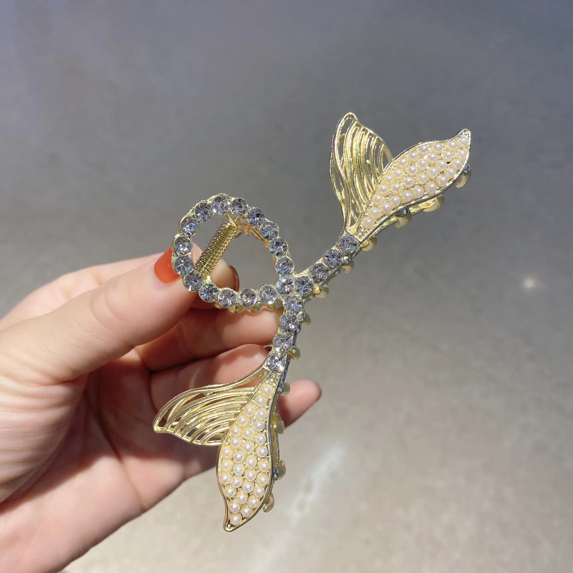 New popular metal fishtail grappling clips, large back head plate hair clips, and Korean-style pearl rhinestone fashionable hair accessories Specification image